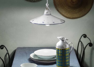 Minimalistyczna lampa wisząca nad stołem